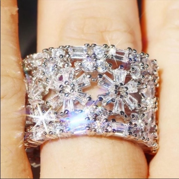 💯 NEW 18 CT 925 STERLING SILVER DIAMOND RING, CUTE RING, SHINY RING. - Picture 2 of 6